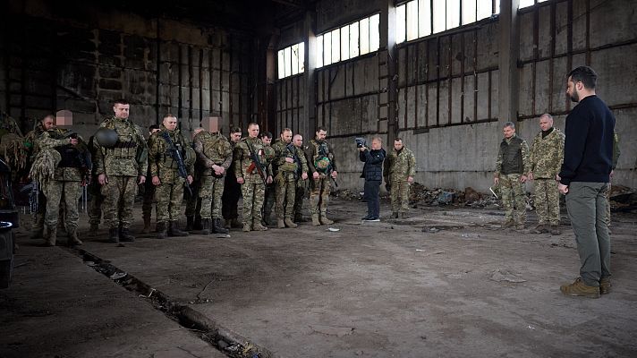 Zelenski visita por sorpresa Bajmut, epicentro de los combates