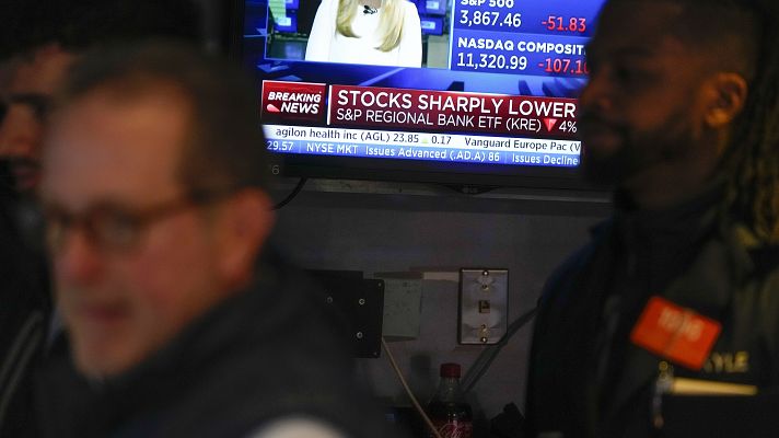 Telediario 2 - El dilema de los bancos centrales tras la crisis del SVB: suavizar o subir los tipos de interés