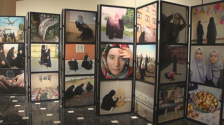 L'informatiu - Comunitat Valenciana - 'Close Enough' es el retrato social de 12 fotógrafas de la agencia Magnum