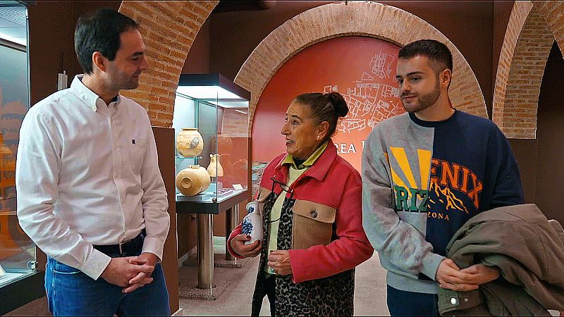 Pilar y Ger visitan el Museo Municipal de Valdepeñas para descubrir qué son y para qué sirven los gemelos digitales de piezas arqueológicas.
