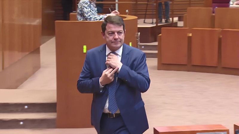 PSOE y Unidas Podemos cargan contra Mañueco por la "deleznable peineta" y él dice que fue un "gesto involuntario"       