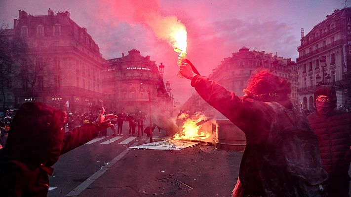 Telediario 2 - El pulso contra la reforma de las pensiones de Macron continúa en las calles con protestas masivas y disturbios