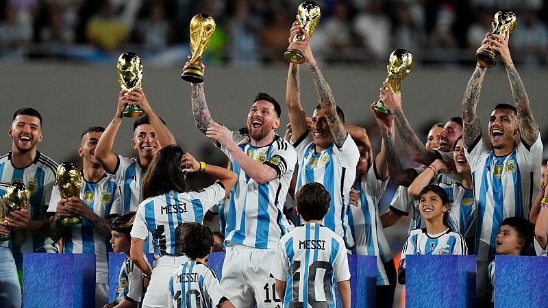 Messi marca su gol 800 frente a Panamá en la fiesta con la que Argentina ha celebrado el Mundial - ver ahora
