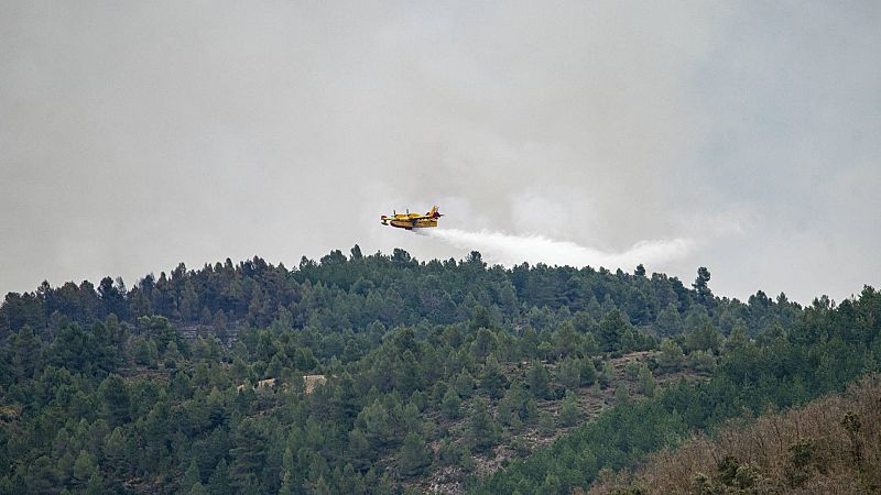 El fuego entre Castellón y Teruel sigue sin control tras calcinar más de 1.000 hectáreas
