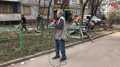 Vecinos y operarios desescombran barrios de Zaporiyia