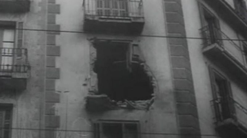 Efectes d'un bombardeig sobre de Barcelona i enterrament multitudinari de les víctimes