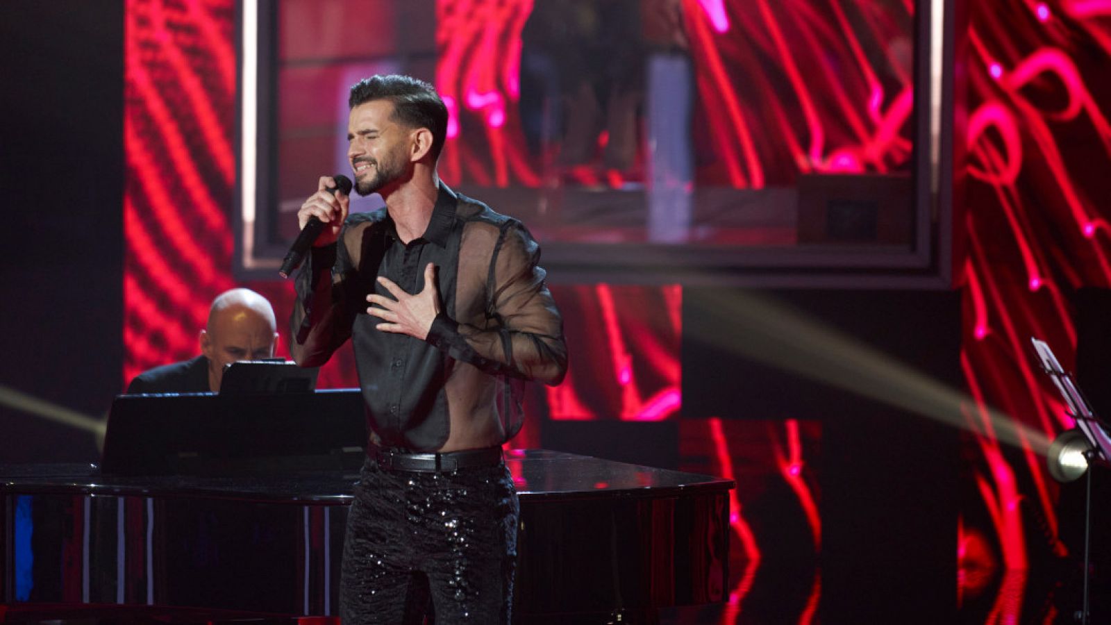 Millán le canta a "El amor" para conseguir un hueco en Cover