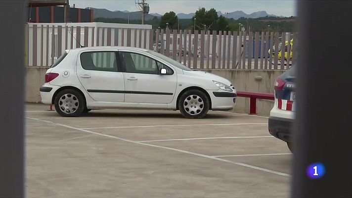 L'Informatiu - Els Mossos busquen proves al cotxe de la jove de 25 anys assasinada