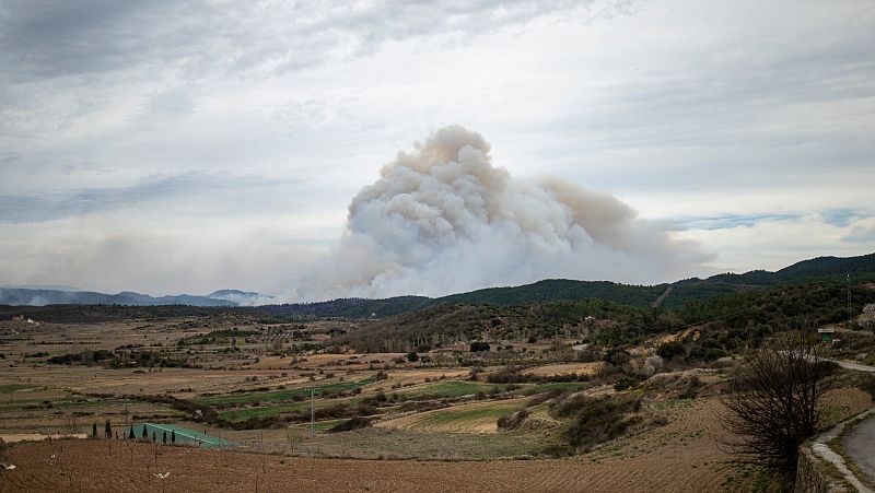 El incendio entre Teruel y Castellón sigue activo tras quemar 3.000 hectáreas