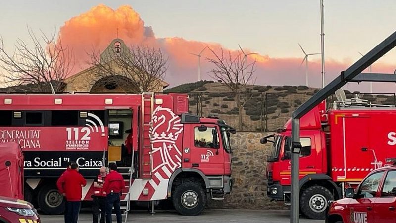 Los efectivos de emergencias logran contener el perímetro del incendio en Castellón