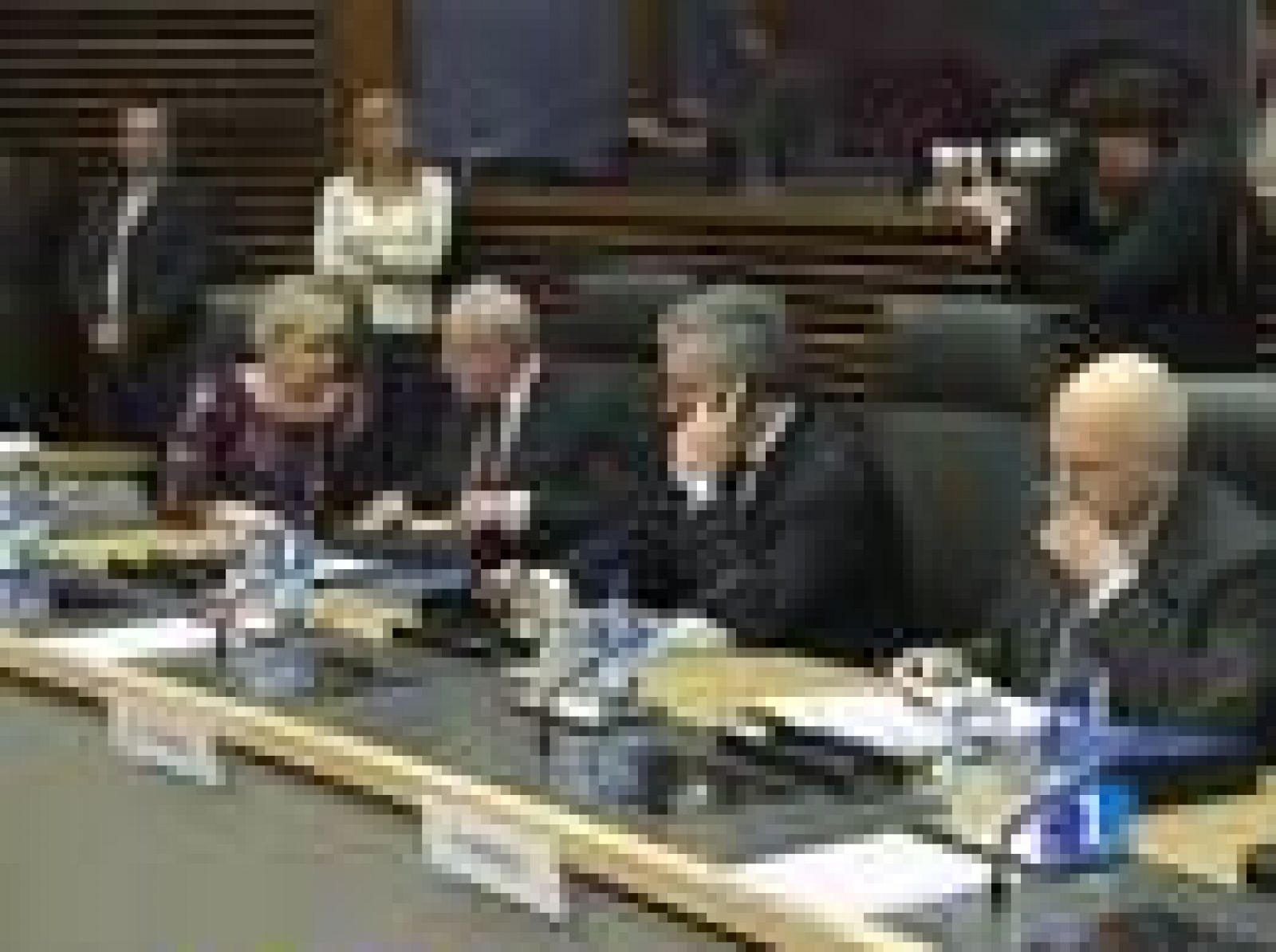 La Comisión Europea aprueba el plan de recuperación griego, aunque Almunia avisa de que España, Grecia y Portugal comparten problemas estructurales.