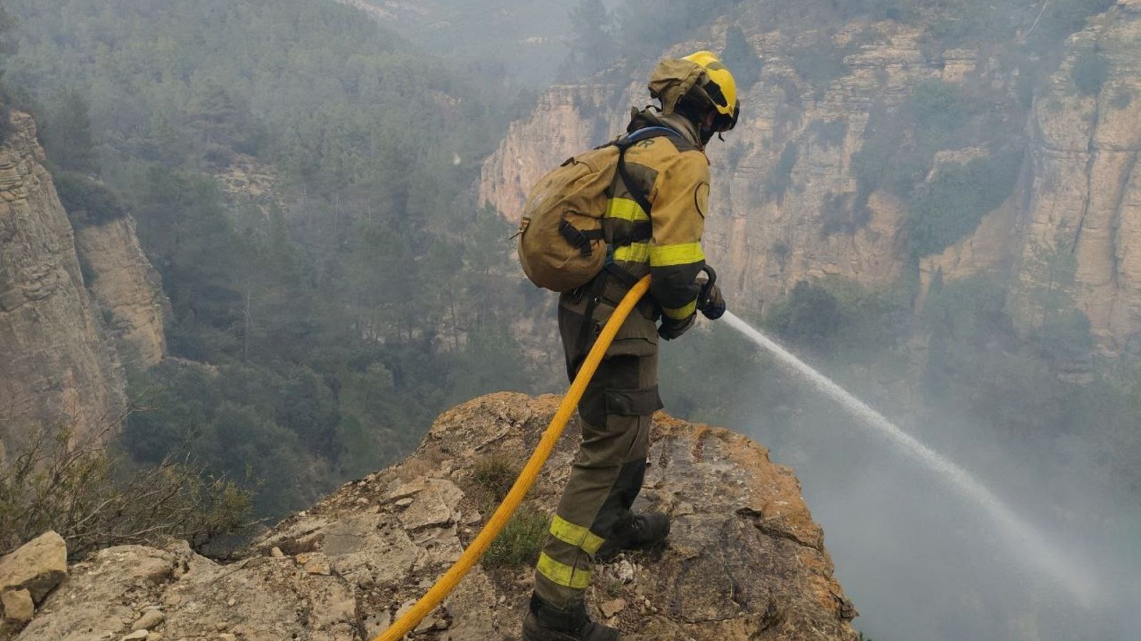 El fuerte viento y las altas temperaturas podrían complicar el incendio de Castellón