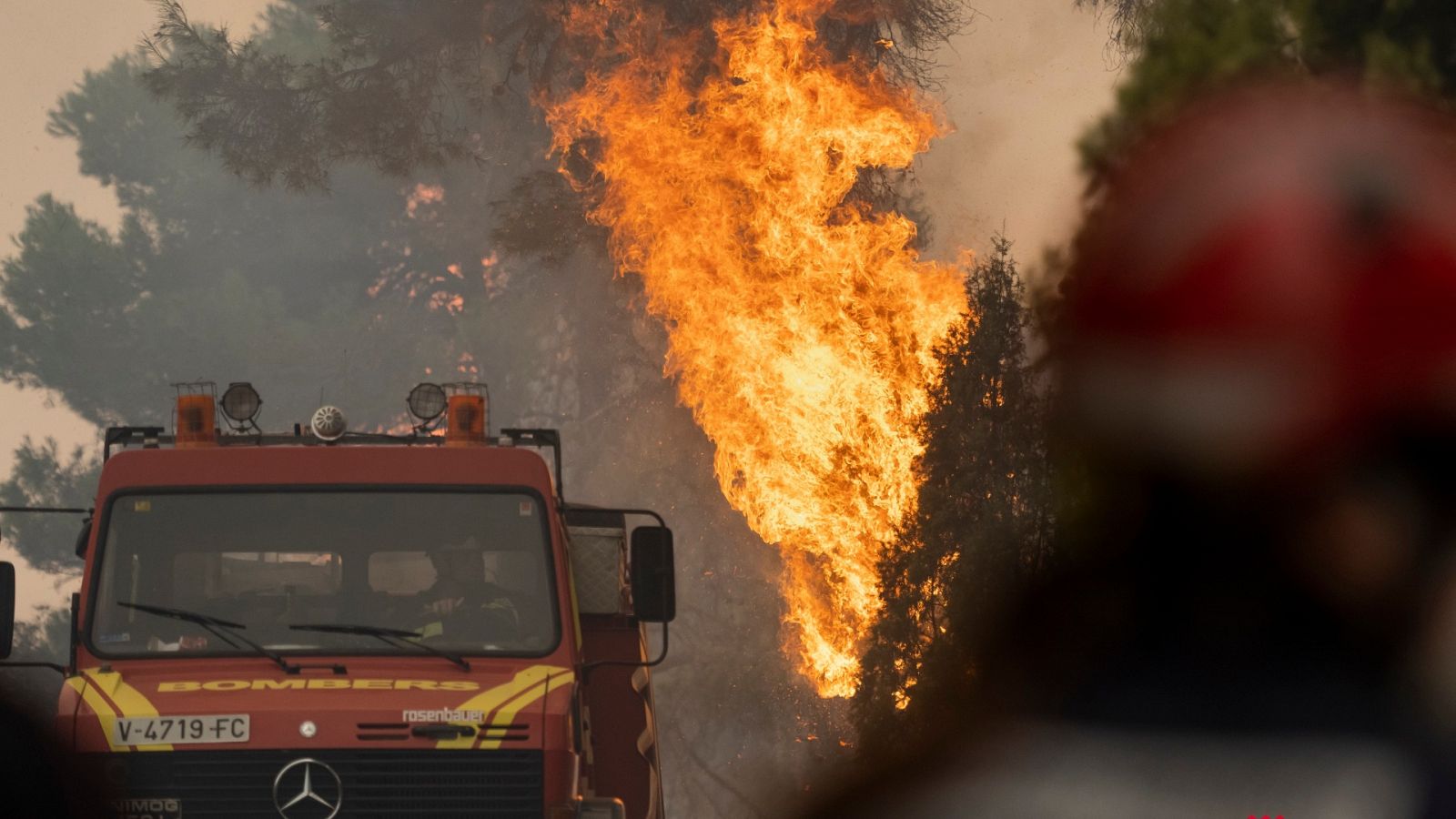 El viento y el calor complican el incendio de Castellón