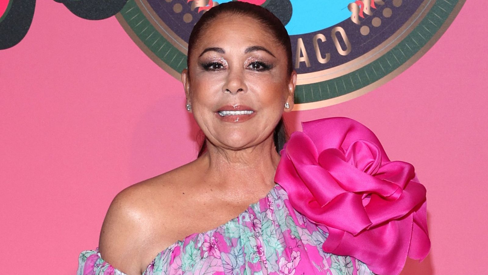 Isabel Pantoja tira de flores para el 'Baile de la Rosa' en Mónaco