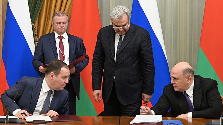 Telediario 1 - Moscú prepara 10 aviones de combate de Bielorrusia para que carguen armas nucleares