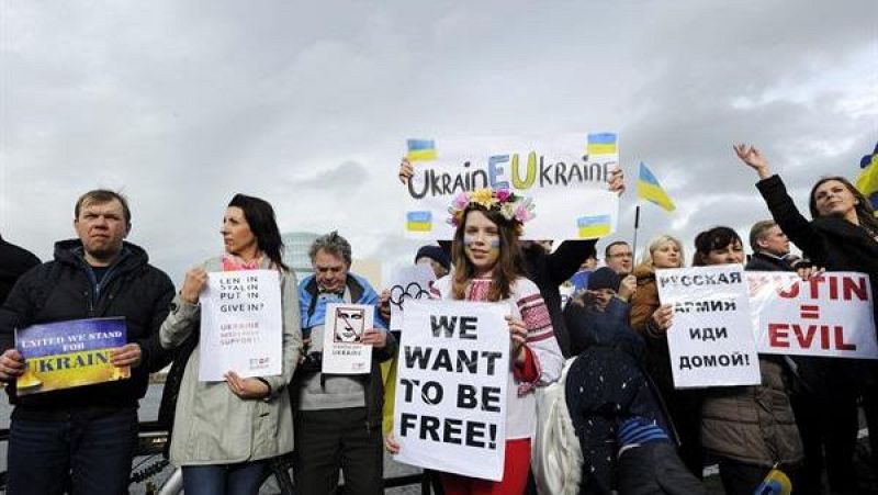 Una niña rusa hace un dibujo criticando la invasión de Ucrania y termina en un centro de menores y con su padre detenido