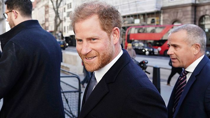 Telediario 1 - El príncipe Harry acude a un tribuanl de Londres por una demanda contra un medio británico