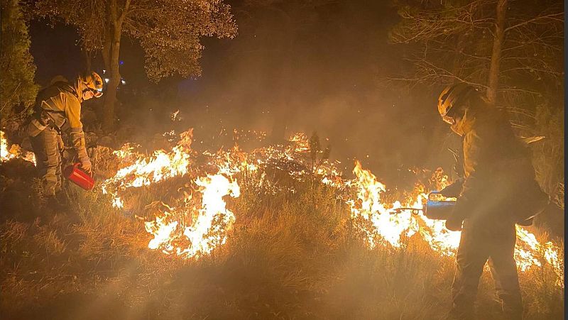 El viento recrudece el incendio de Castellón