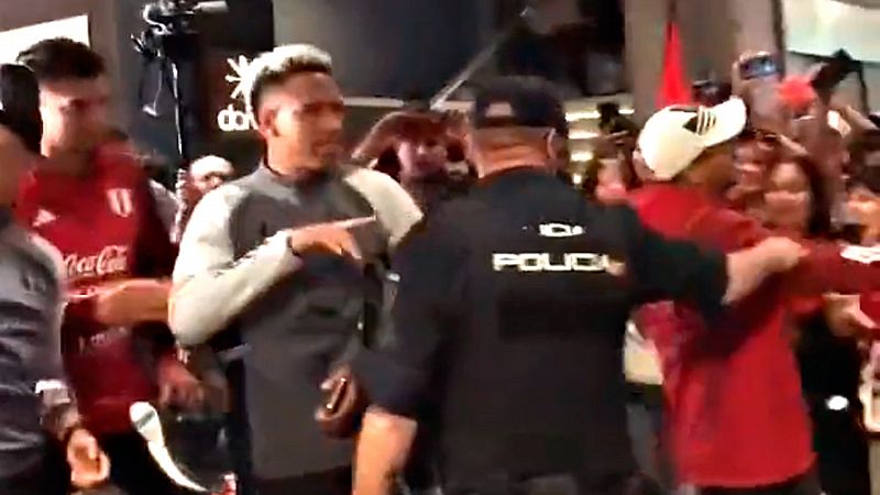 Fuerte enfrentamiento entre jugadores de la selección de Perú y agentes de la Policía Nacional en Madrid - ver ahora