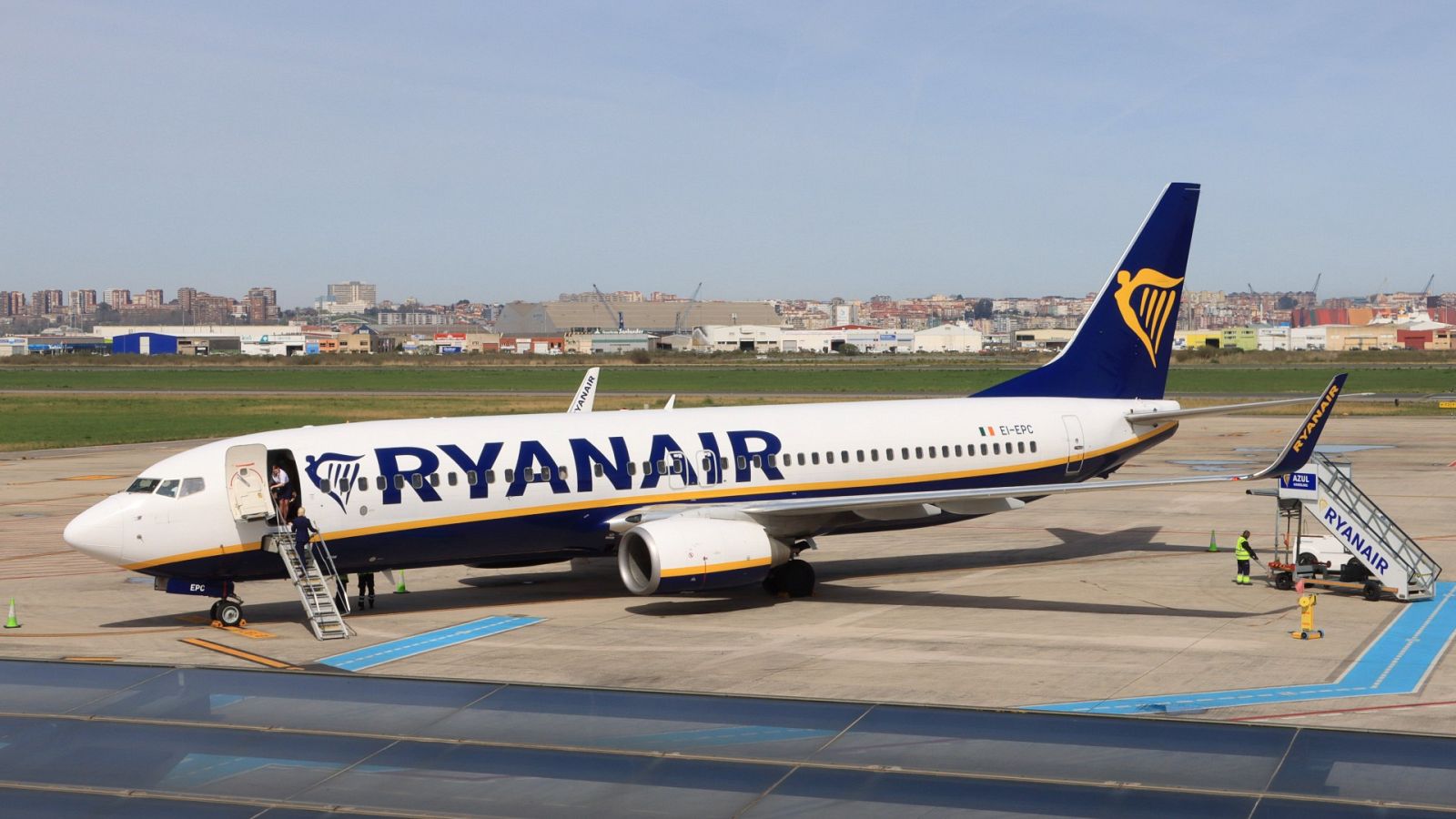 Ryanair recoge firmas contra las huelgas de controladores franceses
