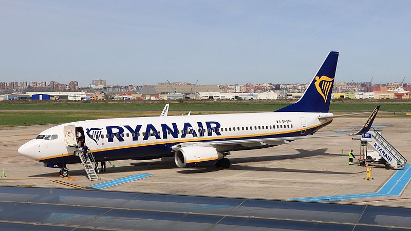 Ryanair recoge firmas contra las huelgas de controladores franceses  