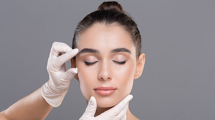 Hablando claro - Los extremos tratamientos de belleza de los famosos: de beber su orina a utilizar excrementos de los pájaros