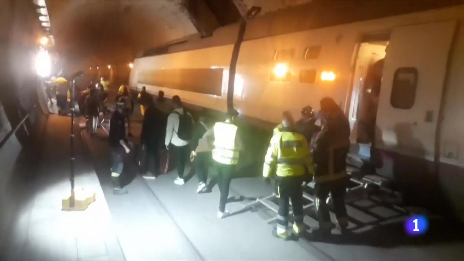 Un centenar de passatgers, evacuats a través d'un túnel quan anaven en AVE en avaria-se la catenària