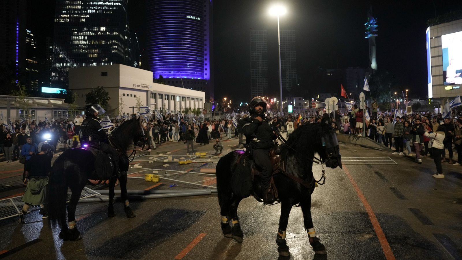 Las protestas continúan en Israel a pesar de la decisión de Netanyahu de aplazar la reforma judicial