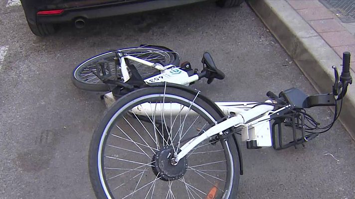 Telediario 1 - Polémica entre el Ayuntamiento de Madrid y usuarios por el mal estado del servicio público de bicicletas BICIMAD