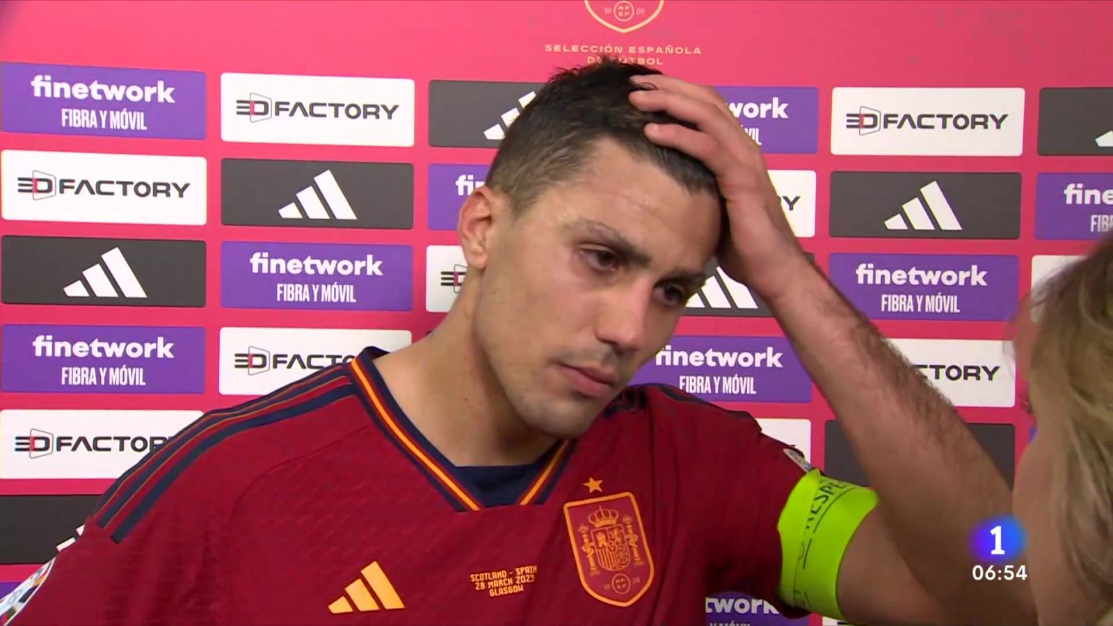 España pide confianza para el futuro tras su primera derrota con De la Fuente | Ver