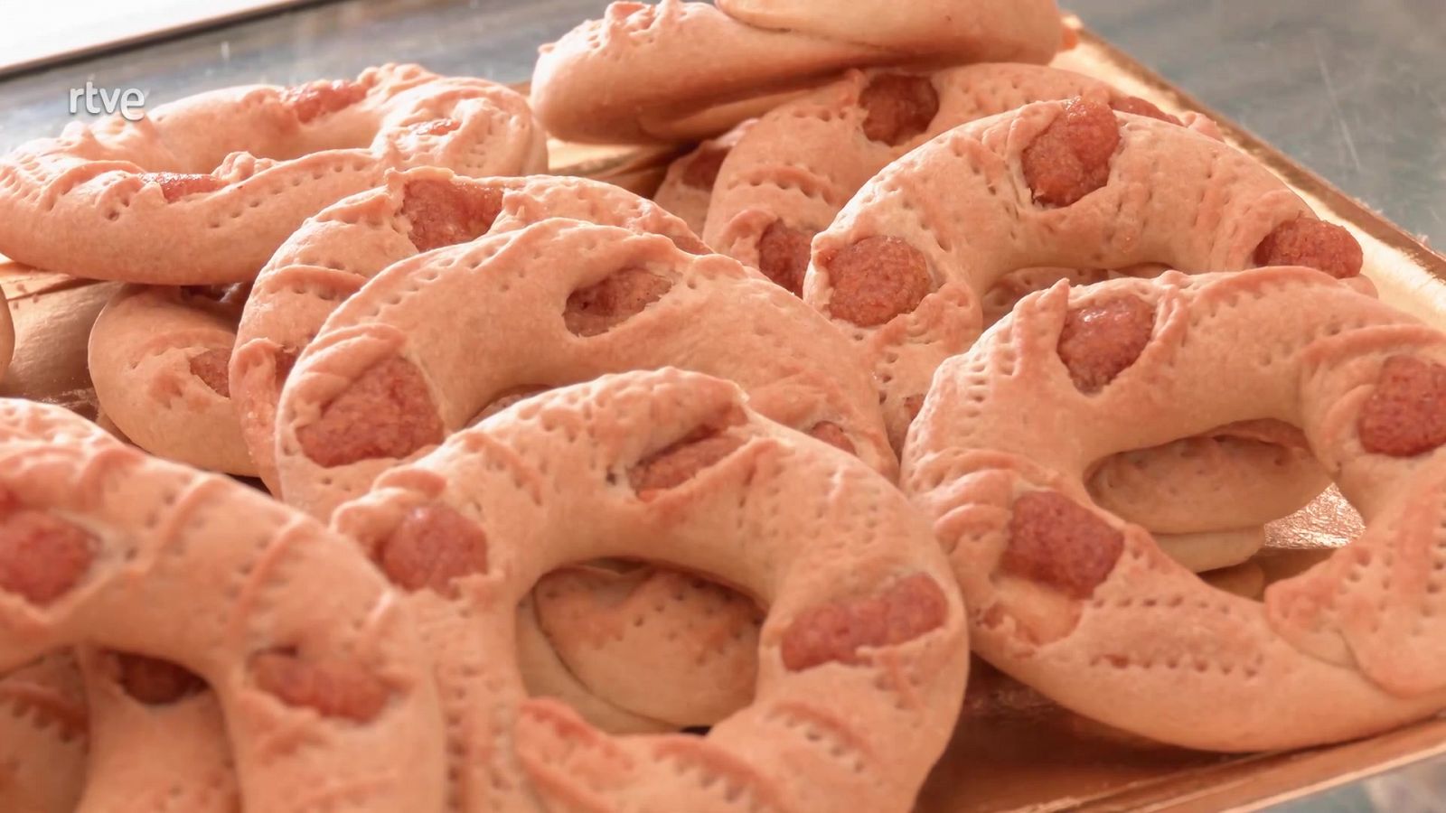Así se elaboran las famosas roscas de alfajor de Cáceres