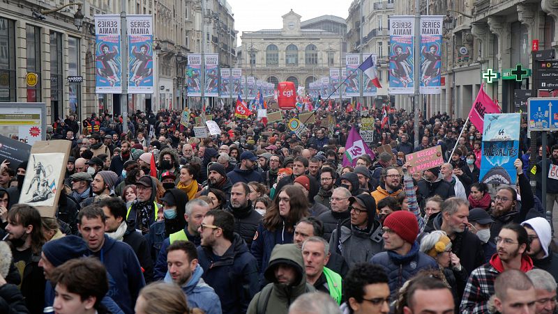Los sindicatos franceses siguen en pie contra la reforma de pensiones de Macron