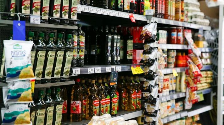 Telediario 1 - Las ventas de aceite de oliva caen un 31% por la subida de precios: "Consumo lo justo porque hay que guisar"