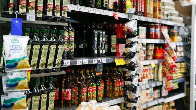 El aceite de oliva se ha encarecido un 45% en el último año y ahora se vende entre cinco y ocho euros en los supermercados -según la categoría-., lo que ha reducido sus ventas un 31%, según el Ministerio de Agricultura.