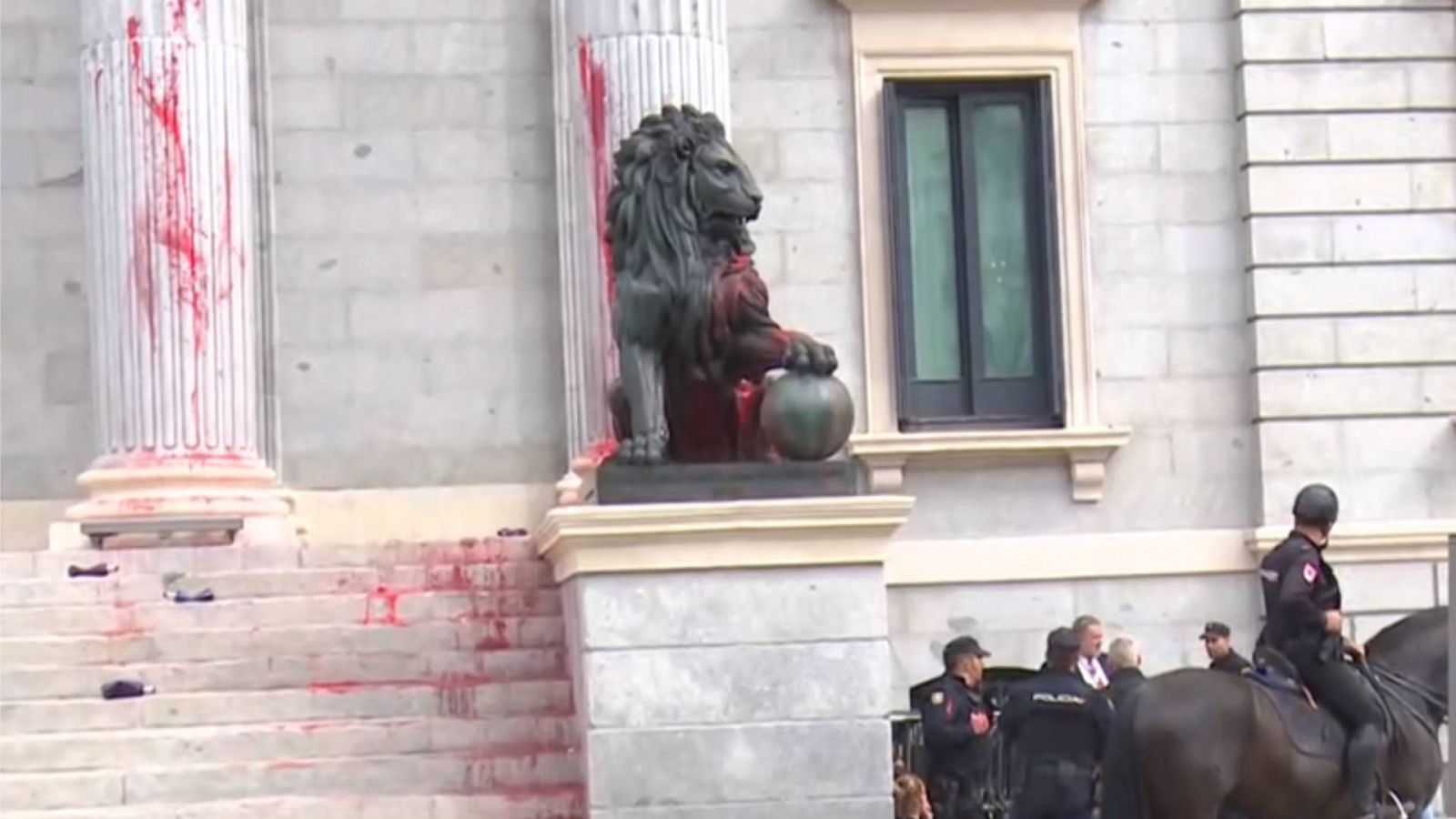  Congreso de los Diputados: activistas arrojan pintura a la fachada      