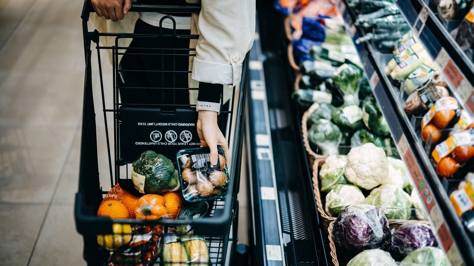 La inflación ha caído en marzo hasta el 3,3%, según el dato adelantado del INE, un descenso impulsado por la caída de la electricidad y los carburantes, y lejos del 6% cifrado en febrero.