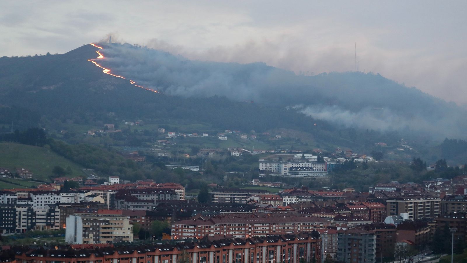 Más de un centenar de incendios calcinan Asturias y las llamas llegan a Oviedo