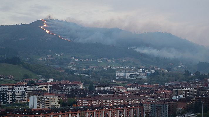 Informativo 24h - Más de un centenar de incendios calcinan Asturias y las llamas llegan a Oviedo