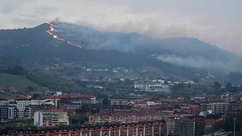 M�s de un centenar de incendios calcinan Asturias y las llamas llegan a Oviedo