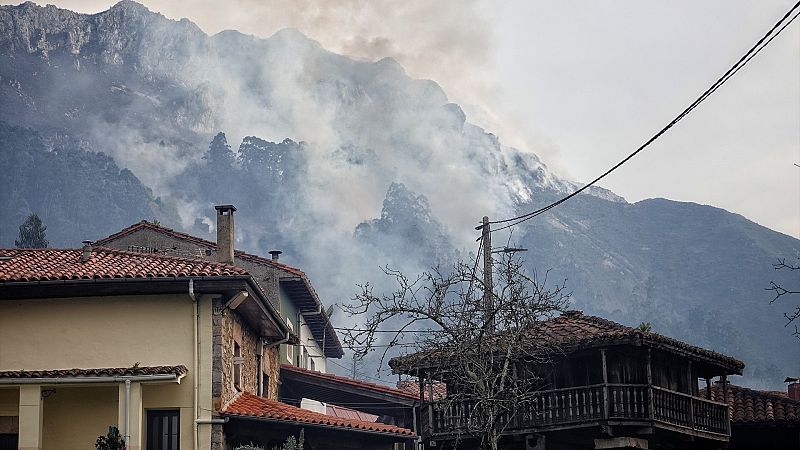 Los vecinos de Naraval (Asturias) hacen labores de vigilancia para evitar que se quemen sus casas: "Nos sentíamos abandonados"