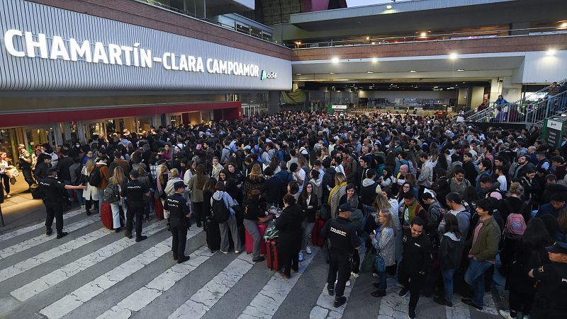 Cientos de pasajeros atrapados por una avería en la estación de Chamartín 