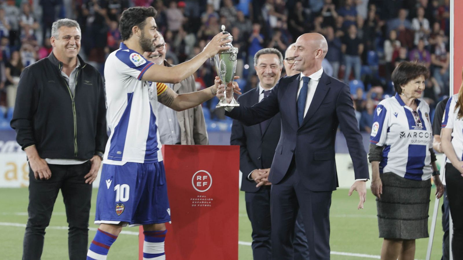 Rubiales entrega al Levante el trofeo de la Copa de la República -- Ver ahora