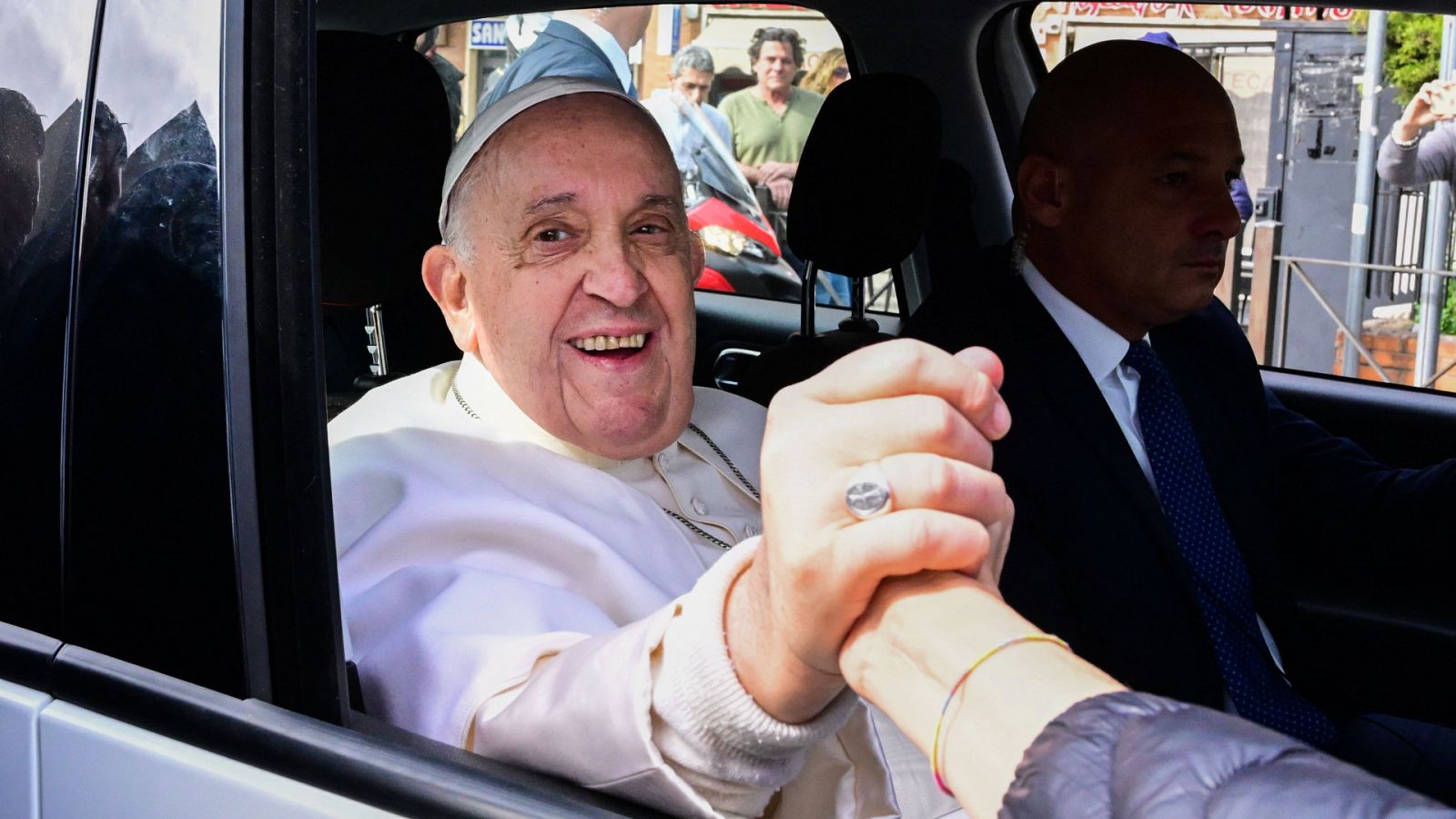 El papa Francisco recibe el alta hospitalaria tras una bronquitis