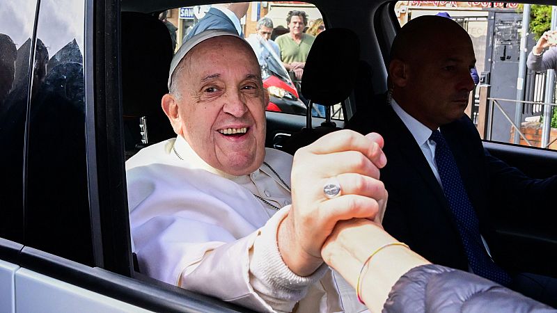 El papa Francisco recibe el alta hospitalaria tras ingresar por bronquitis