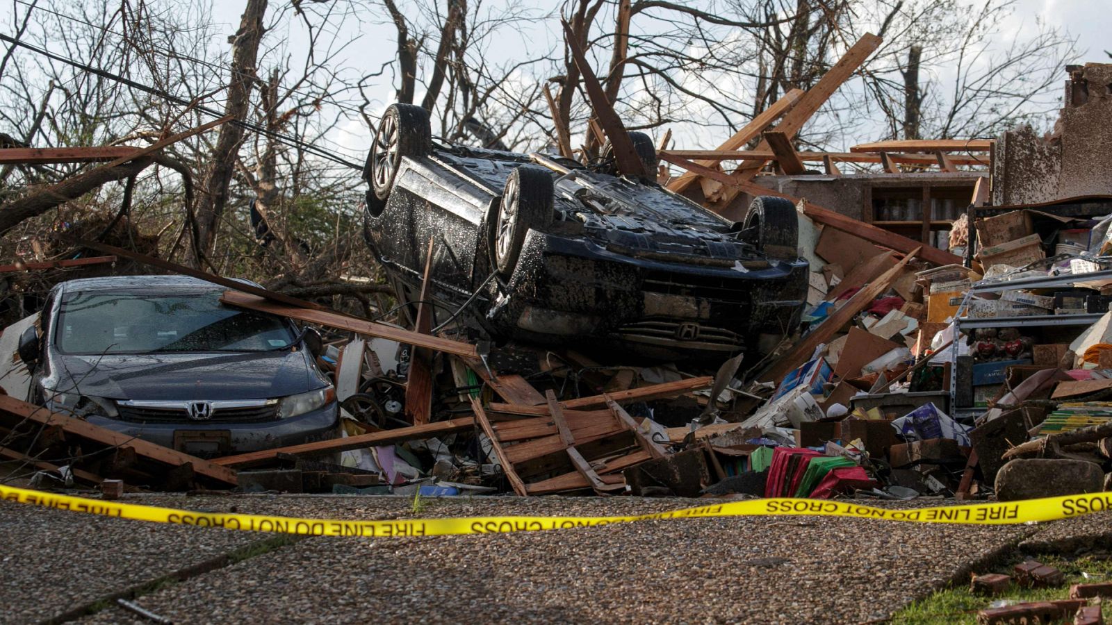 Una oleada de tornados azota el medio oeste de Estados Unidos