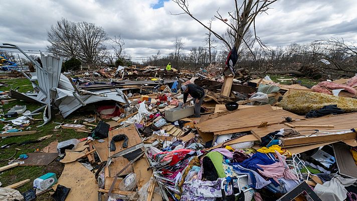 Una oleada de tornados deja un rastro de destrucción en el medio oeste y sur de Estados Unidos