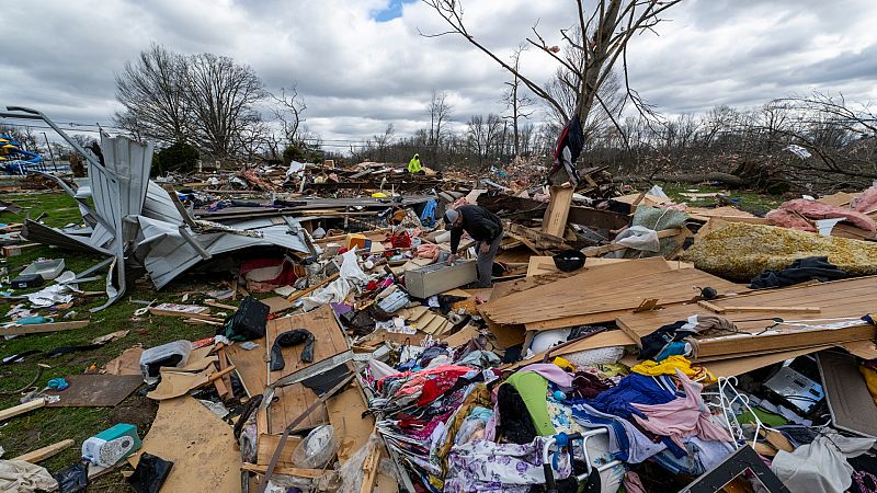 Una oleada de tornados deja un rastro de destrucción en el medio oeste y sur de Estados Unidos