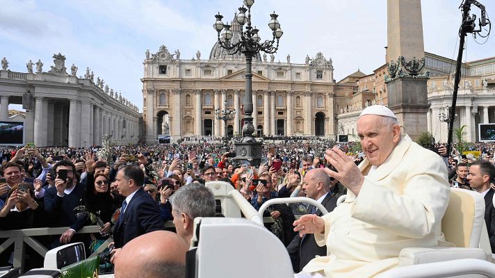 El papa Francisco reaparece en la plaza de San Pedro