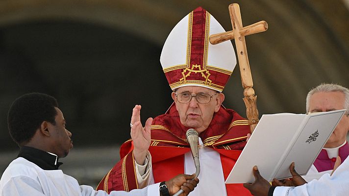 El papa Francisco preside la misa del Domingo de Ramos en la plaza de San Pedro tras su alta hospitalaria