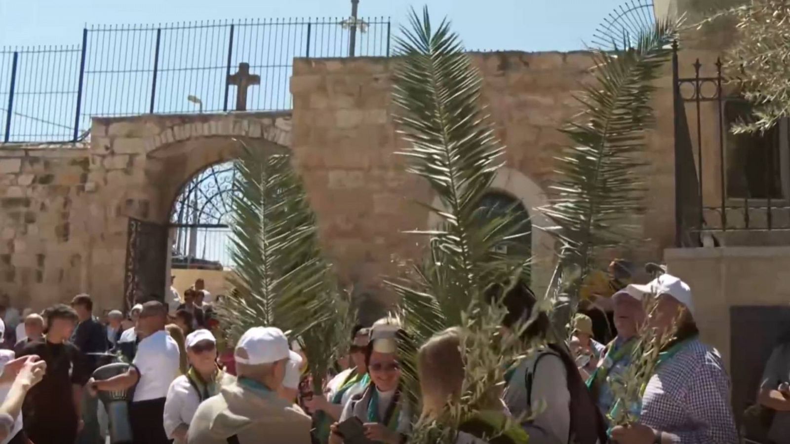 Peregrinos celebran el Domingo de Ramos en Jerusalén